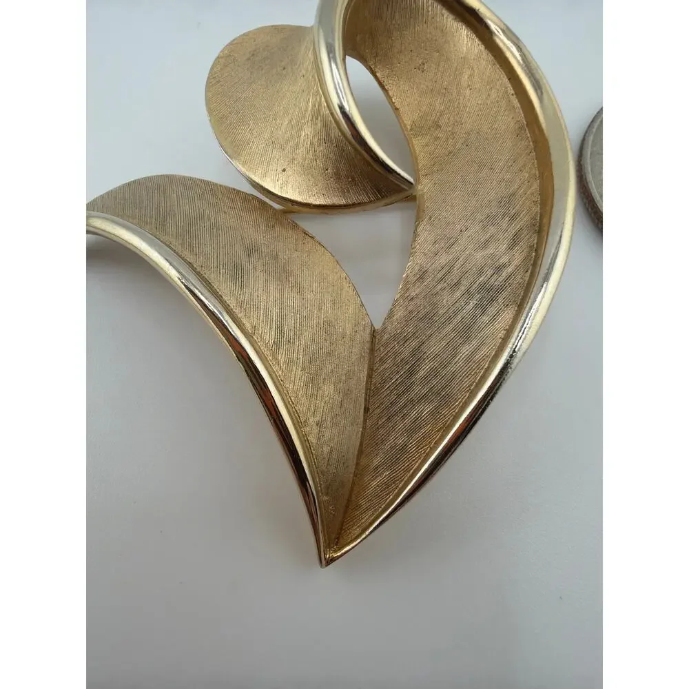 Vintage Crown Trifari Brushed Gold Tone Brooch